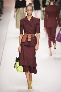 defile-fendi-printemps-ete-2019-milan-look-36.thumb.jpg.cee1e42bb304840d0793bc57748c1ed1.jpg
