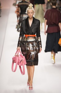 defile-fendi-printemps-ete-2019-milan-look-40.thumb.jpg.3bee157cf8da575934450138f517e75f.jpg