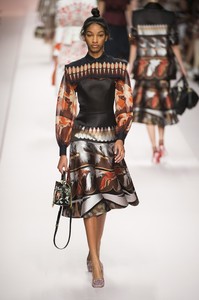 defile-fendi-printemps-ete-2019-milan-look-41.thumb.jpg.43a74fd4d8968e48d61e716b4f7a72dc.jpg