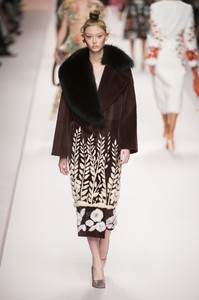 defile-fendi-printemps-ete-2019-milan-look-44.thumb.jpg.1d9636c079e358c21c5ce0e7c51be543.jpg