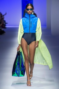 defile-fila-printemps-ete-2019-milan-look-53.thumb.jpg.46d3c480bcce96a4b3d6e60ed6f82038.jpg