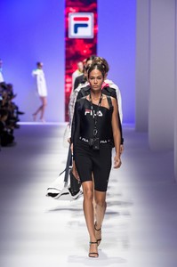 defile-fila-printemps-ete-2019-milan-look-71.thumb.jpg.8218c745203a648906cc0a9f2cb1d588.jpg