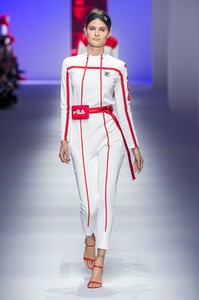 defile-fila-printemps-ete-2019-milan-look-9.thumb.jpg.fcfb10b4a4c75730233e2afa252b8987.jpg