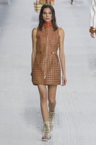 defile-hermes-printemps-ete-2019-paris-look-13.thumb.jpg.ca109d698e5e8a0332132fbb5d51fe51.jpg