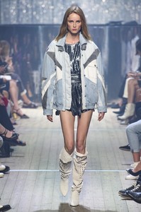 defile-isabel-marant-printemps-ete-2019-paris-look-3.thumb.jpg.8af80365e56026a3acdd930ecc756925.jpg