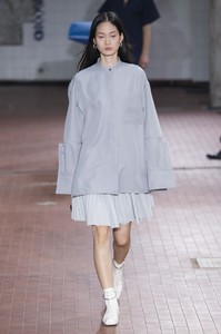 defile-jil-sander-printemps-ete-2019-milan-look-5.thumb.jpg.bee6271a8035ec0a08e912eafe346366.jpg