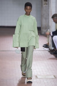 defile-jil-sander-printemps-ete-2019-milan-look-8.thumb.jpg.f4b7ef10ed36f93ab431c35657c70d92.jpg