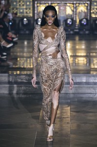 defile-julien-macdonald-printemps-ete-2019-londres-look-3.thumb.jpg.a6ea25b673ee307f6fe8a6672c047dbc.jpg