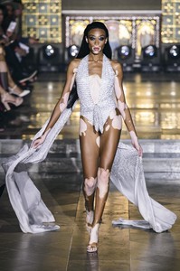 defile-julien-macdonald-printemps-ete-2019-londres-look-42.thumb.jpg.a3d02b141a9f22f07a85461bf21eccd0.jpg