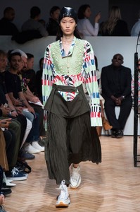 defile-jw-anderson-printemps-ete-2019-londres-look-16.thumb.jpg.8436ee91ff7f959731b1fec6047598de.jpg