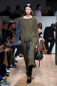 defile-jw-anderson-printemps-ete-2019-londres-look-29.thumb.jpg.96b0d918bd5e26d169862d751676dd01.jpg