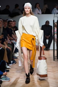 defile-jw-anderson-printemps-ete-2019-londres-look-33.thumb.jpg.76461022d022563f665d11c932605f2e.jpg