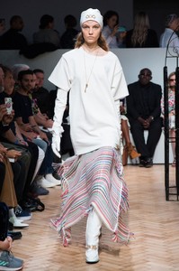 defile-jw-anderson-printemps-ete-2019-londres-look-4.thumb.jpg.b29063152976be021dd9f3a5715935fd.jpg