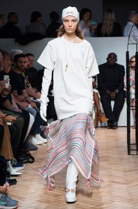 defile-jw-anderson-printemps-ete-2019-londres-look-4.thumb.jpg.b29063152976be021dd9f3a5715935fd.jpg