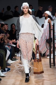defile-jw-anderson-printemps-ete-2019-londres-look-54.thumb.jpg.6d3dce842d84aa7d449958aaa04620f4.jpg