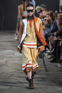 defile-loewe-printemps-ete-2019-paris-look-14.thumb.jpg.6eb4b277a9659ac453b878cb77d6fd3c.jpg
