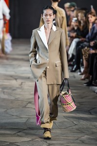 defile-loewe-printemps-ete-2019-paris-look-27.thumb.jpg.7bc48b71ffad475808c83265c3f53005.jpg