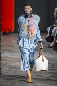 defile-loewe-printemps-ete-2019-paris-look-3.thumb.jpg.5b403a1245a3802d7556f402b90fcd6f.jpg