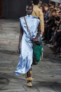 defile-loewe-printemps-ete-2019-paris-look-31.thumb.jpg.5639d0d2c88b2ae7d3cc2b7fa310a1ee.jpg