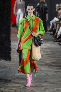 defile-loewe-printemps-ete-2019-paris-look-42.thumb.jpg.e1b0cb5d9084814b6b1ade3faeffe657.jpg