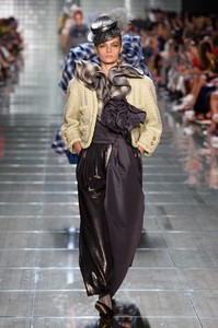 defile-marc-jacobs-printemps-ete-2019-new-york-look-10.thumb.jpg.963311ec45c003405edfaaafcb7270f9.jpg