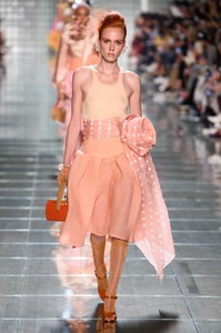 defile-marc-jacobs-printemps-ete-2019-new-york-look-22.thumb.jpg.e6aa3c320e495ad04eb7c162581c1362.jpg