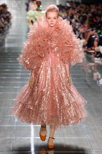 defile-marc-jacobs-printemps-ete-2019-new-york-look-37.thumb.jpg.dd68a7d88579d0db6a1bdc34b84ca7e9.jpg