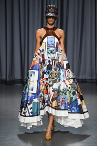 defile-mary-katrantzou-printemps-ete-2019-londres-look-14.thumb.jpg.b8dd84555006a59393c5dd404acd5d49.jpg