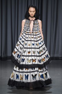 defile-mary-katrantzou-printemps-ete-2019-londres-look-21.thumb.jpg.4e03160346e3067c3bc8b6ef1d2d4abd.jpg