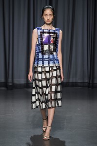 defile-mary-katrantzou-printemps-ete-2019-londres-look-7.thumb.jpg.8895f3fe6b07cb4204e8ea2b36e68c7c.jpg