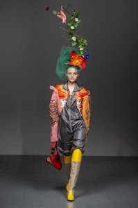 defile-matty-bovan-printemps-ete-2019-londres-look-24.thumb.jpg.96459bebcf7c898034ba01d6f3c761a2.jpg