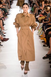 defile-max-mara-printemps-ete-2019-milan-look-1.thumb.jpg.c97773de4f90b515b5d2010dbb7240b3.jpg