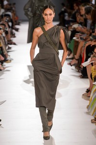 defile-max-mara-printemps-ete-2019-milan-look-16.thumb.jpg.06fa25681749ff4fe3818cf9c3800179.jpg