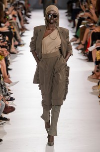 defile-max-mara-printemps-ete-2019-milan-look-22.thumb.jpg.ec8bbe2ac9ceff5458033c6bdc31c337.jpg