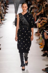 defile-max-mara-printemps-ete-2019-milan-look-29.thumb.jpg.f4fe84393095cbe98ae9880c15244f2b.jpg
