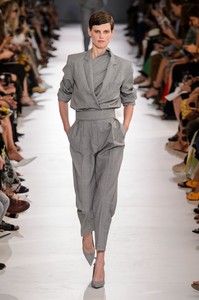 defile-max-mara-printemps-ete-2019-milan-look-30.thumb.jpg.4fb7bea3a3a9f8cabac0d6acea6dcb86.jpg