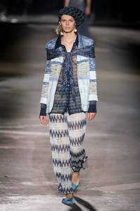 defile-missoni-printemps-ete-2019-milan-look-54.thumb.jpg.68110c0095be851ee92df2a2575c038f.jpg