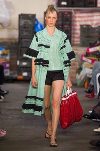 defile-molly-goddard-printemps-ete-2019-londres-look-1.thumb.jpg.60ba74fc9e17857468c126c371e33276.jpg