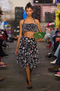 defile-molly-goddard-printemps-ete-2019-londres-look-15.thumb.jpg.14d2cedaa05ddfdf86df94f60c464518.jpg