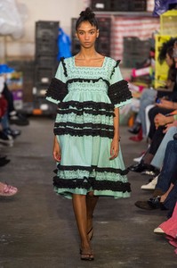 defile-molly-goddard-printemps-ete-2019-londres-look-2.thumb.jpg.4ee8db8cc9fe131537712b513be0c37c.jpg