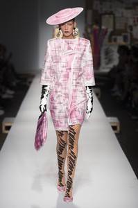 defile-moschino-printemps-ete-2019-milan-look-11.thumb.jpg.69404a7f58d61225142fef3d15432d77.jpg