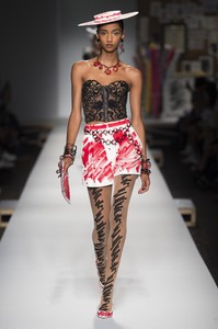 defile-moschino-printemps-ete-2019-milan-look-17.thumb.jpg.5df23d7f92088a36893fbe60517d2c8b.jpg