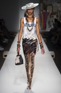 defile-moschino-printemps-ete-2019-milan-look-23.thumb.jpg.45baa727f47299fbd4d5959f8d333cce.jpg
