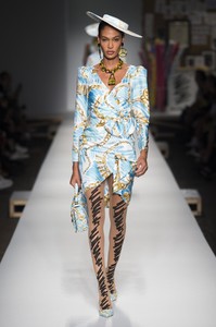 defile-moschino-printemps-ete-2019-milan-look-28.thumb.jpg.925c0defb3d472d518e862a8ea54cee4.jpg