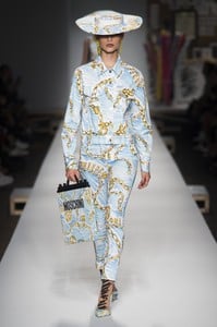 defile-moschino-printemps-ete-2019-milan-look-29.thumb.jpg.4cbd5c77af92ecad2cc1bf1c1852c850.jpg