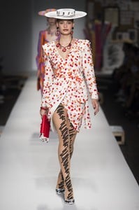 defile-moschino-printemps-ete-2019-milan-look-35.thumb.jpg.013d24273ba11016bd301ff09d61579b.jpg