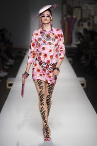 defile-moschino-printemps-ete-2019-milan-look-37.thumb.jpg.44de6261877a4ed7868767e96ada9964.jpg