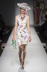 defile-moschino-printemps-ete-2019-milan-look-42.thumb.jpg.24fdf46fafd94e74f4e20c598ad885e2.jpg