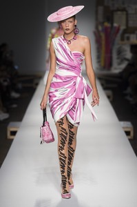 defile-moschino-printemps-ete-2019-milan-look-45.thumb.jpg.d2764410d7ef414b0c5e3d382abc617f.jpg