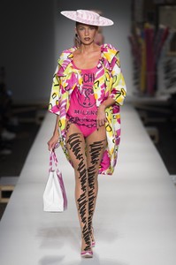 defile-moschino-printemps-ete-2019-milan-look-46.thumb.jpg.4a127b3db8dff55a0b2eb791f5bbdbd4.jpg